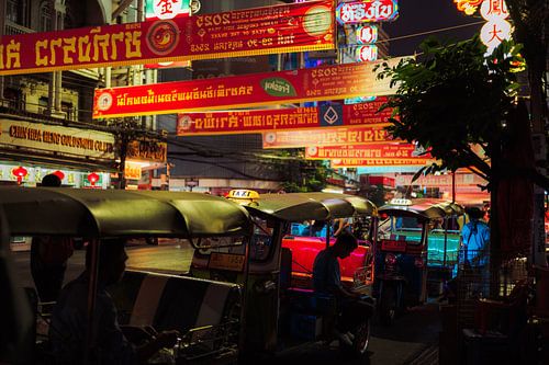 Tuk-tuk avontuur in Bangkok bij nacht - leven en kleuren in Chinatown