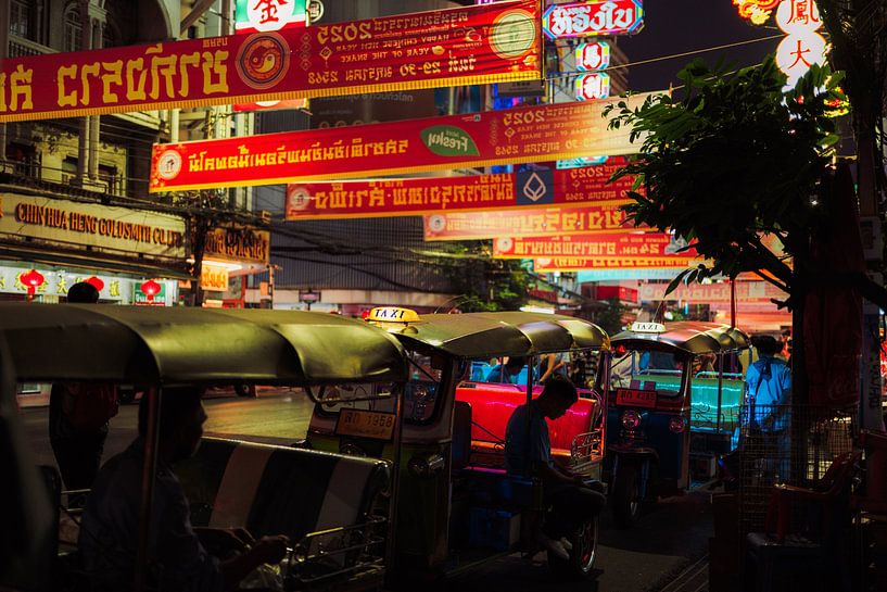 Tuk-Tuk-Abenteuer im nächtlichen Bangkok – Leben und Farben in Chinatown von NZME Photography