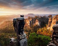 Zonsopgang met uitzicht op de Bastei brug in Saksisch Zwitserland