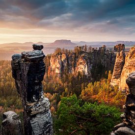 Zonsopgang met uitzicht op de Bastei brug in Saksisch Zwitserland van John Trap