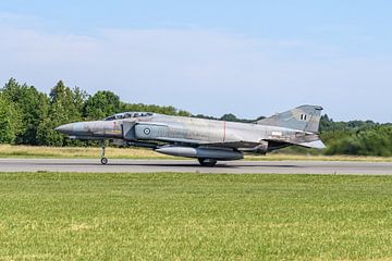 Take-off Griekse McDonnell Douglas F-4E Phantom II. van Jaap van den Berg