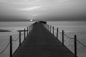 Schwarzweißfotografie Langer Bootssteg bei Sonnenaufgang am Roten Meer in Ägypten
