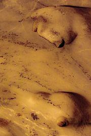 Zwerge oder Trolle auf goldgelber Höhlenwand. von kall3bu