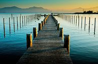 Loopbrug in de zonsondergang aan de Chiemsee van Holger Debek thumbnail