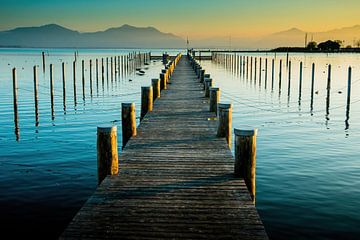 Steg im Sonnenuntergang am Chiemsee von Holger Debek