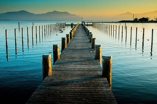 Loopbrug in de zonsondergang aan de Chiemsee