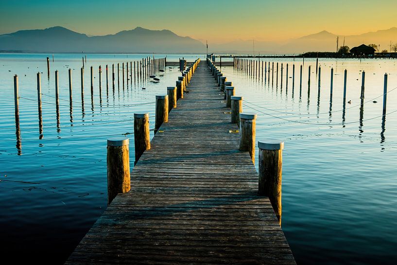 Loopbrug in de zonsondergang aan de Chiemsee van Holger Debek