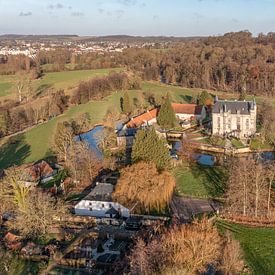 Dronefoto van Kasteel Schaloen in Oud-Valkenburg van John Kreukniet