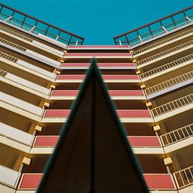 Entree van het Zalkerbos (ERA-galerijflat) van Ton Van Zeijl