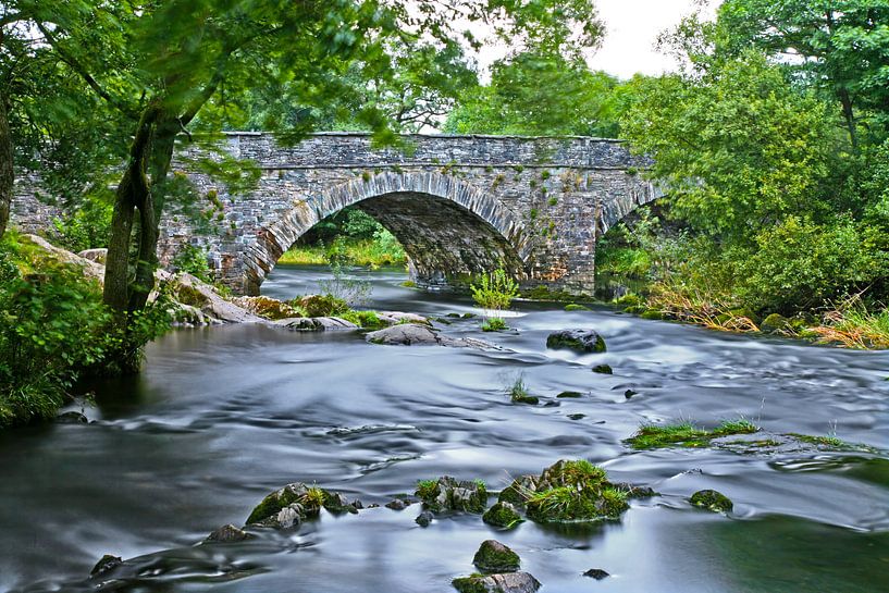 Römische Brücke über einen Fluss im Lake District in England von Hans Kwaspen