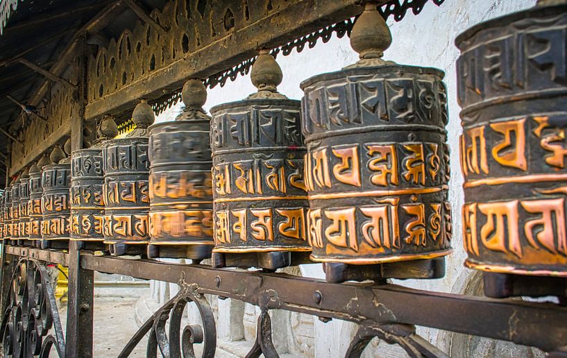 Gebedsmolens bij een klooster in Nepal van Rietje Bulthuis