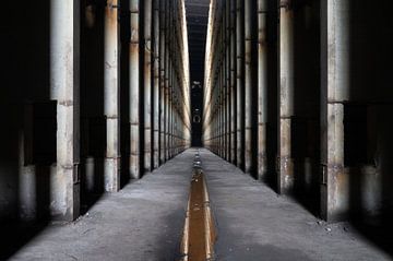 Eine verlassene Fabrikhalle von Tim Vlielander