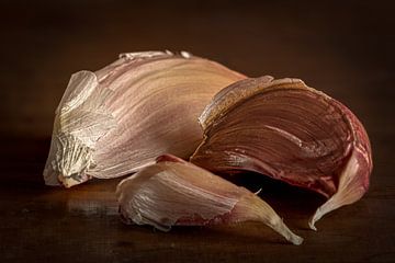 Three cloves of garlic by Irene Ruysch