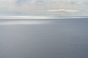 Ruhiges, silbergraues Mittelmeer