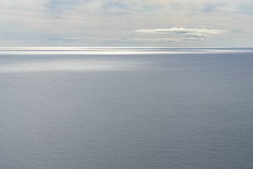 Rustige, zilvergrijze Middellandse Zee van Adriana Mueller
