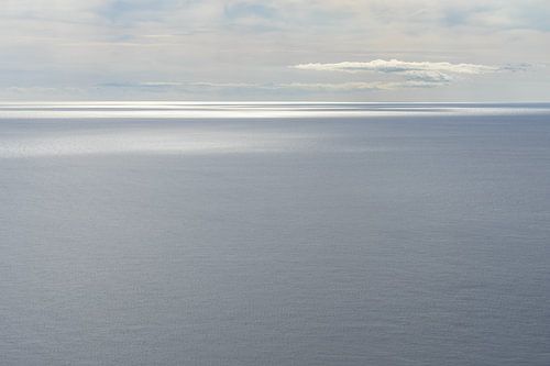 Rustige, zilvergrijze Middellandse Zee