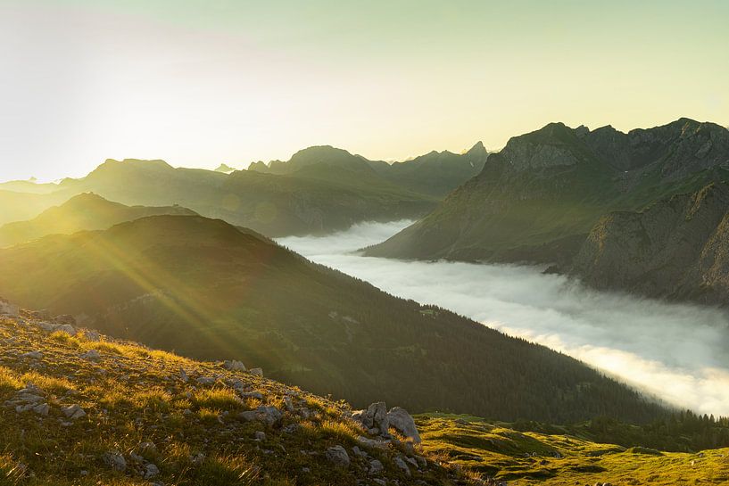 Sonnenaufgang über dem Lechquellengebirge in Österreich von André Post