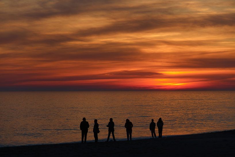 people at the Algarve beach after sunset, Portugal von Winne Köhn