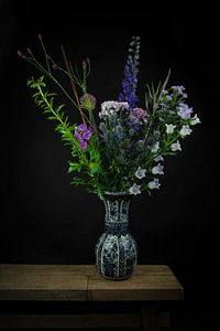 Stillleben Blumen in einer Vase: "Lila in Delfter Blau"