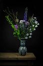 Stillleben Blumen in einer Vase: &quot;Lila in Delfter Blau&quot; von Marjolein van Middelkoop Miniaturansicht