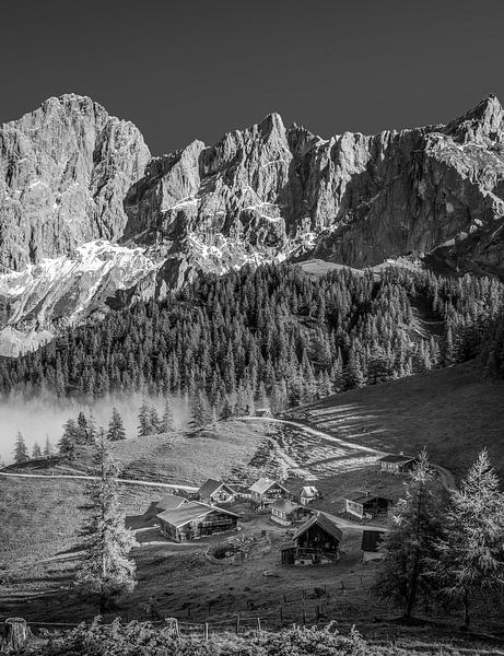 Neustattalm (1.530 m) vor der Dachstein-Südwand von Christian Müringer