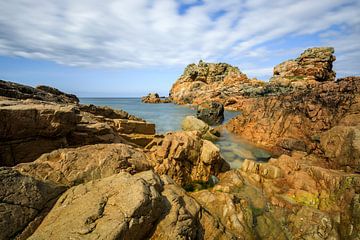 Warm gekleurde granietrotsen aan de Franse kust