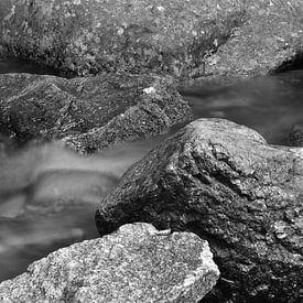 Zwart wit foto van rotsen met mos van Cor Brugman