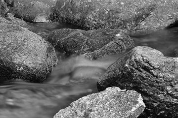 Zwart wit foto van rotsen met mos van Cor Brugman