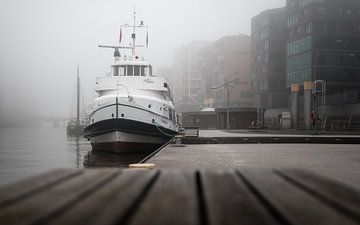 Hafen Hamburg im Nebel von Nils Steiner