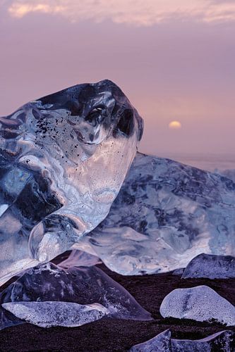 Des blocs de glace dans la lumière du soir