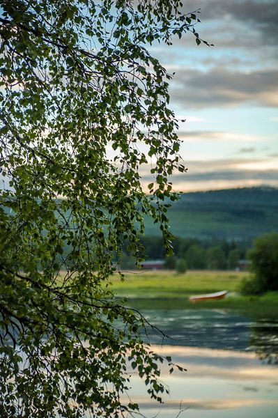 Meertje met bootje in Idre, regio Dalarna in Midden-Zweden.  van Margreet Frowijn