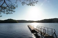 Steiger in meer, met zonsondergang