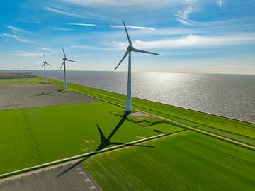 Windturbines in windpark aan de oever van het IJsselmeer van Sjoerd van der Wal Fotografie