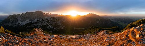 Bergsilhouet van de Vilser Kegel boven de Füssener Jöchle in het Tannheimer Tal en de Allgäuer berge