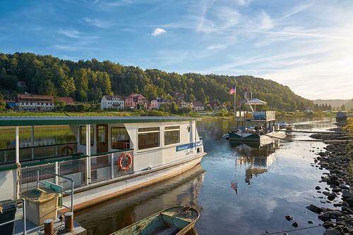 Veerpont over de Elbe met laag water door droogte bij Wehlen in het Elbsansteingebirge