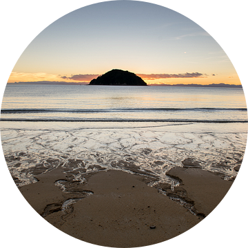 Abel Tasman strand tijdens zonsopkomst van Tom in 't Veld