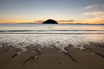 Abel Tasman strand tijdens zonsopkomst van Tom in 't Veld
