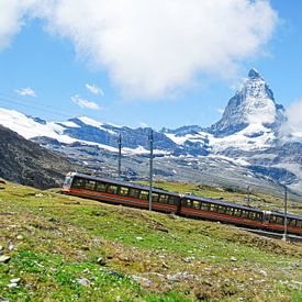 Trein van Gornergratbahn met zicht op de Matterhorn van Kees van den Burg