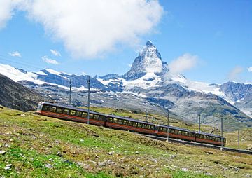 Trein van Gornergratbahn met zicht op de Matterhorn van Kees van den Burg