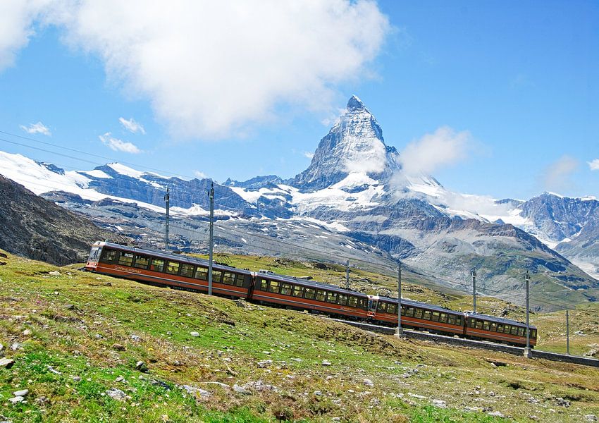 Trein van Gornergratbahn met zicht op de Matterhorn