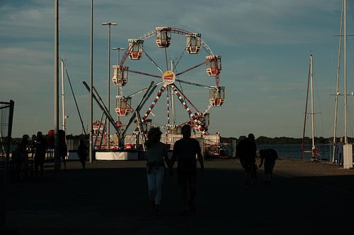 Avondsfeer met reuzenrad aan de Oostzee