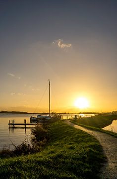 Wegdromen op een stille morgen tijdens zonsopkomst van Sungi Verhaar