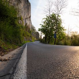 Verlassene Asphaltstraße entlang hoher Klippen von FHoo.385