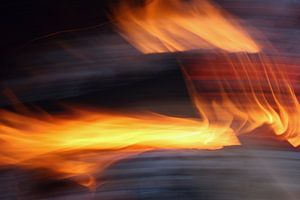 Gros plan sur un feu de camp