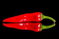 Pepers op zwarte achtergrond