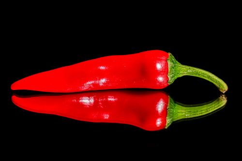 Pepers op zwarte achtergrond