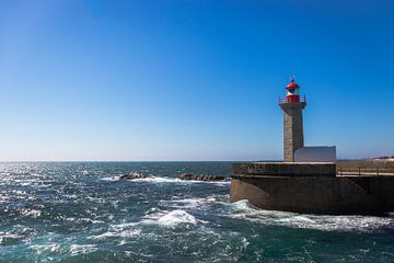 Vue sur la mer avec le phare de Porto, Portugal sur Kelsey van den Bosch