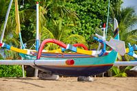Un bateau de pêche coloré sur Bali