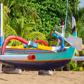 Un bateau de pêche coloré sur Bali sur Susan Schuurmans Fotografie