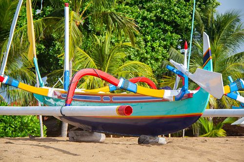 Buntes Fischerboot auf Bali